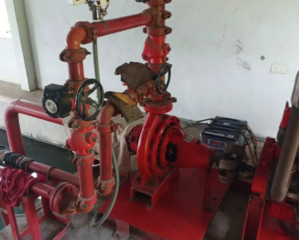 Bomba CI con motor eléctrico en mantenimiento